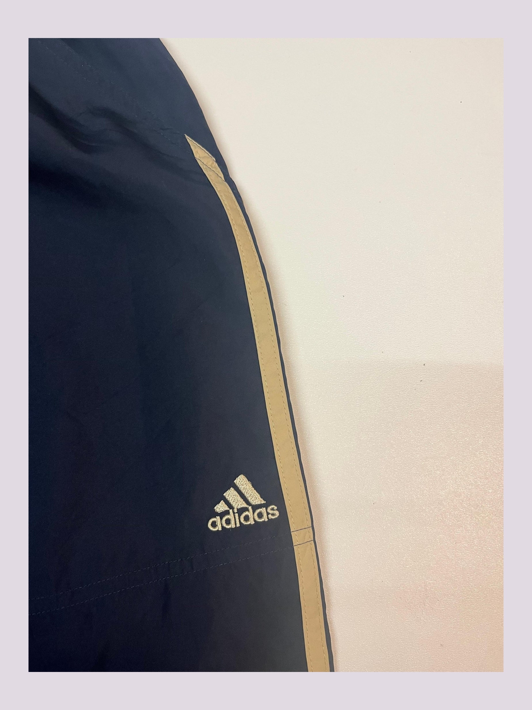 Entdecke unsere Vintage Track Pants von Nike und anderen Marken, erhältlich bei Valuxery.de - Dein Shop für trendige Vintage - Kleidung. Unsere Track Pants sind aus hochwertigen Materialien und