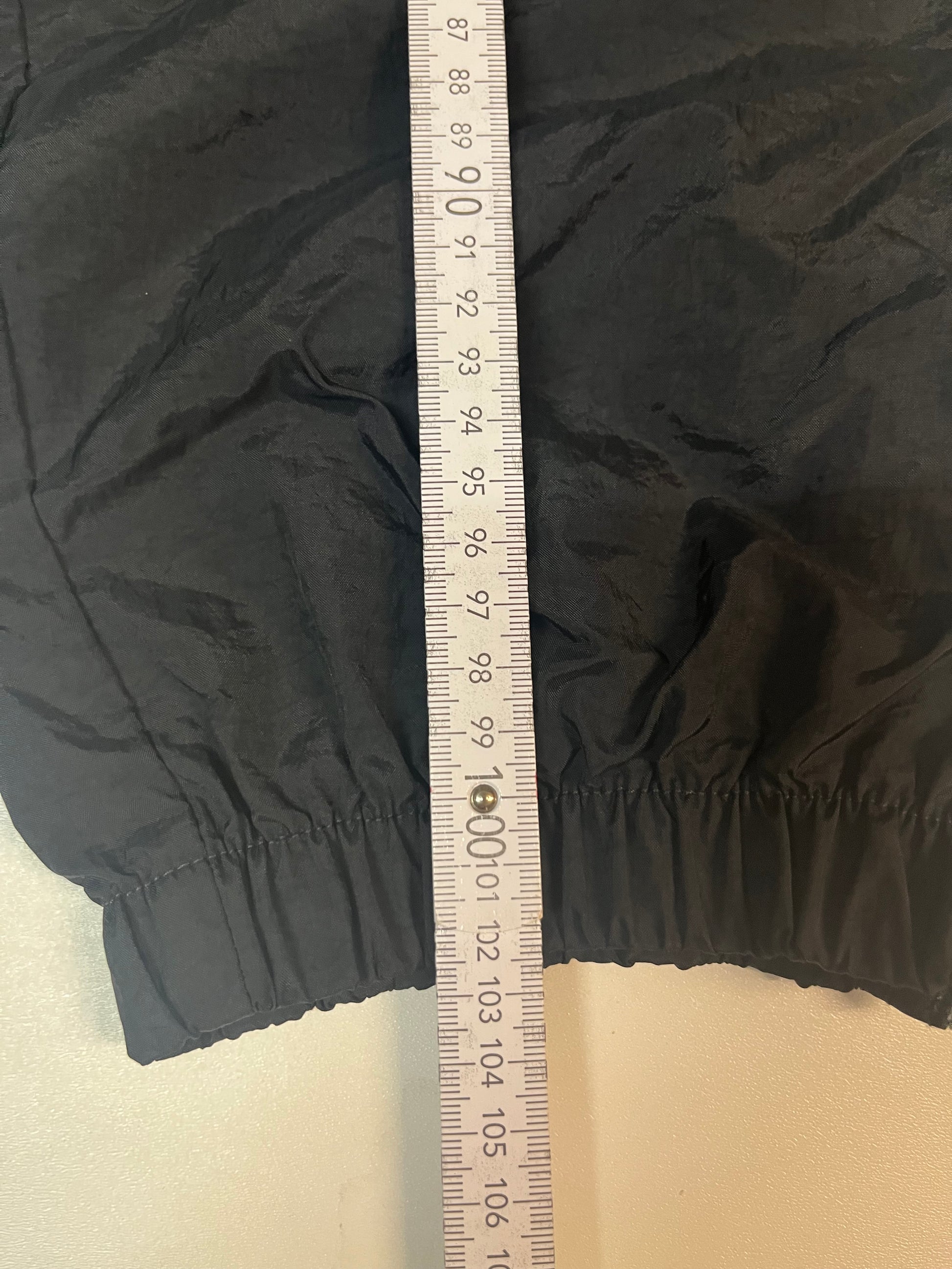 Entdecke unsere Vintage Track Pants von Nike und anderen Marken, erhältlich bei Valuxery.de - Dein Shop für trendige Vintage - Kleidung. Unsere Track Pants sind aus hochwertigen Materialien und