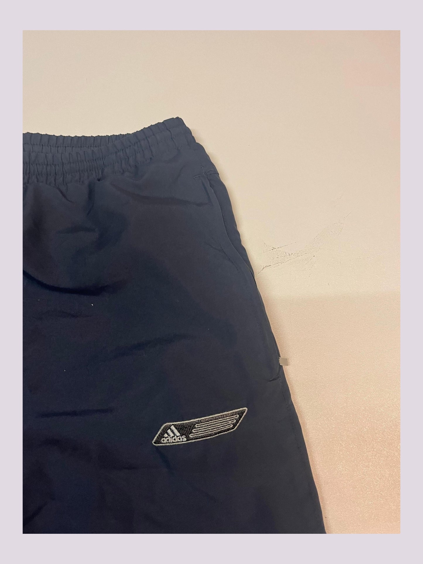 Entdecke unsere Vintage Track Pants von Nike und anderen Marken, erhältlich bei Valuxery.de - Dein Shop für trendige Vintage - Kleidung. Unsere Track Pants sind aus hochwertigen Materialien und