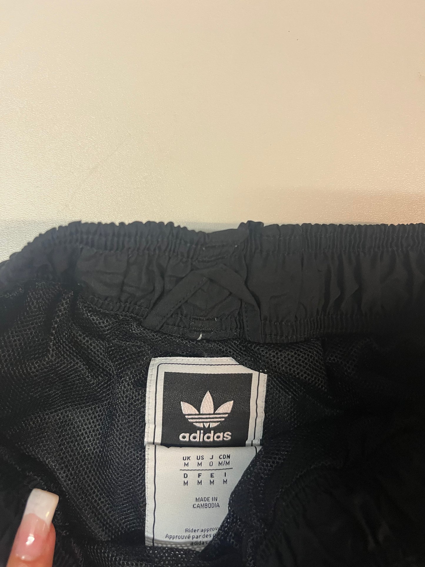 Entdecke unsere Vintage Track Pants von Nike und anderen Marken, erhältlich bei Valuxery.de - Dein Shop für trendige Vintage - Kleidung. Unsere Track Pants sind aus hochwertigen Materialien und