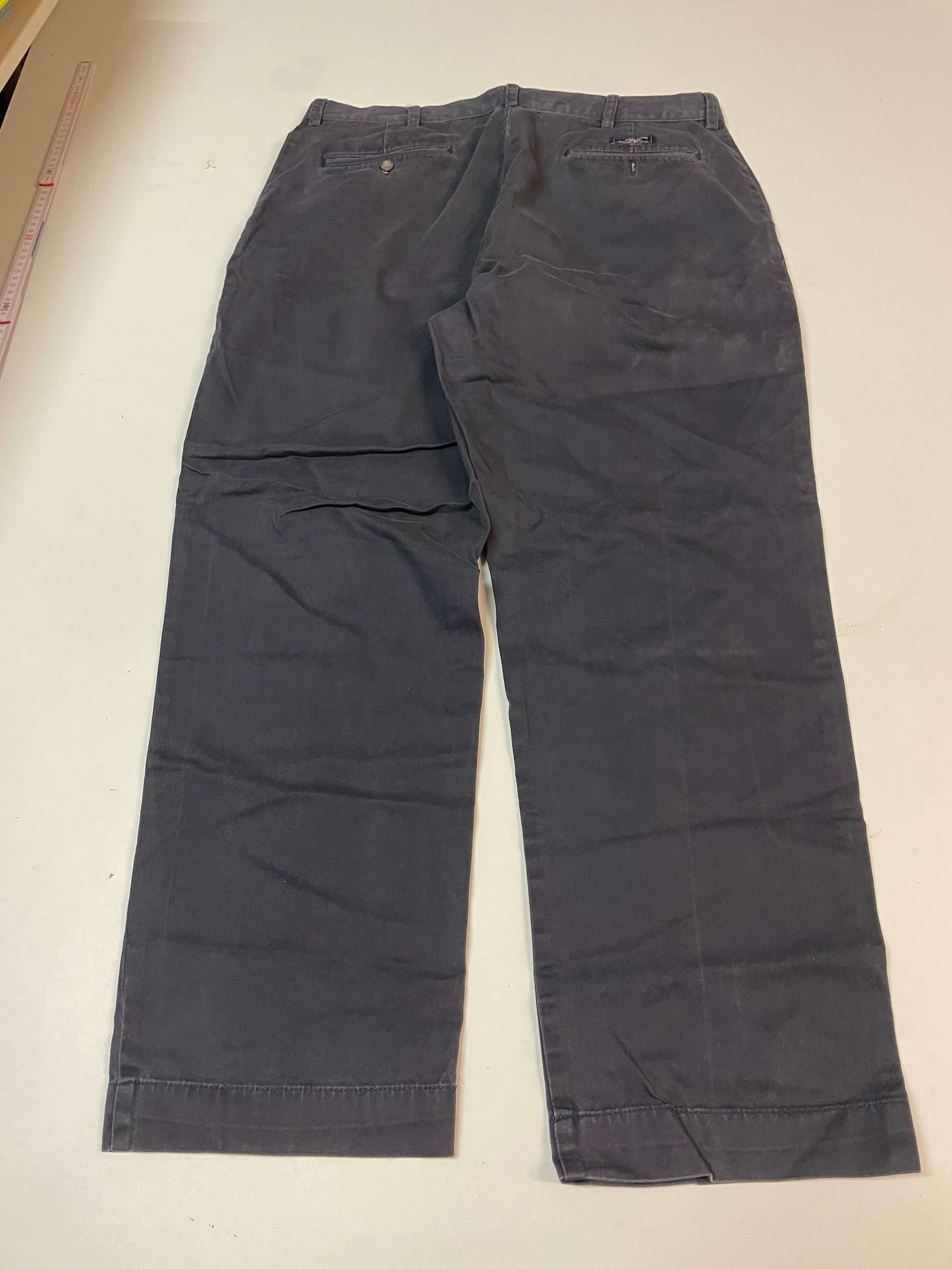 Entdecke unsere Vintage Track Pants von Nike und anderen Marken, erhältlich bei Valuxery.de - Dein Shop für trendige Vintage - Kleidung. Unsere Track Pants sind aus hochwertigen Materialien und