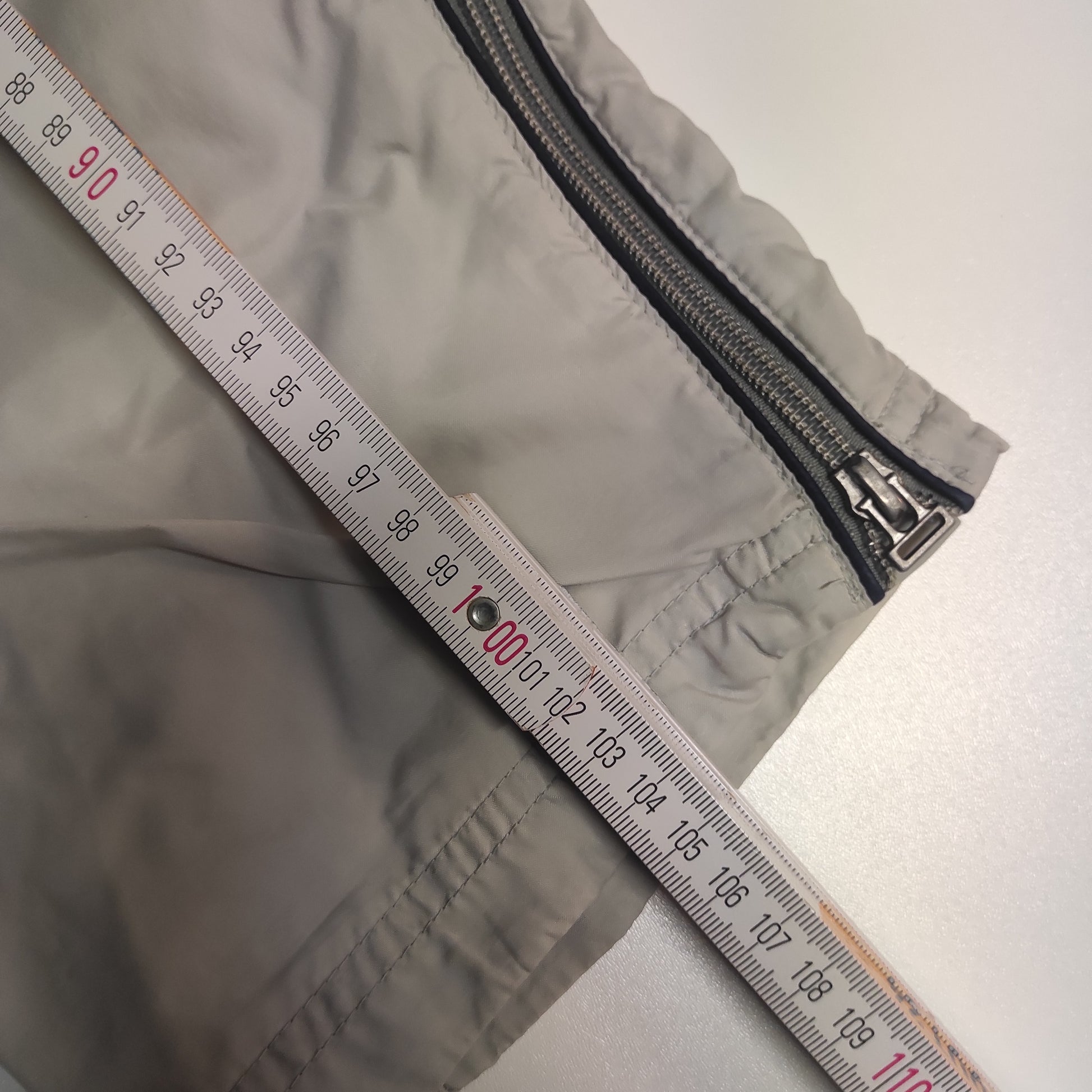 Entdecke unsere Vintage Track Pants von Nike und anderen Marken, erhältlich bei Valuxery.de - Dein Shop für trendige Vintage - Kleidung. Unsere Track Pants sind aus hochwertigen Materialien und