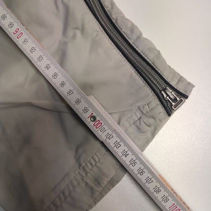 Entdecke unsere Vintage Track Pants von Nike und anderen Marken, erhältlich bei Valuxery.de - Dein Shop für trendige Vintage - Kleidung. Unsere Track Pants sind aus hochwertigen Materialien und