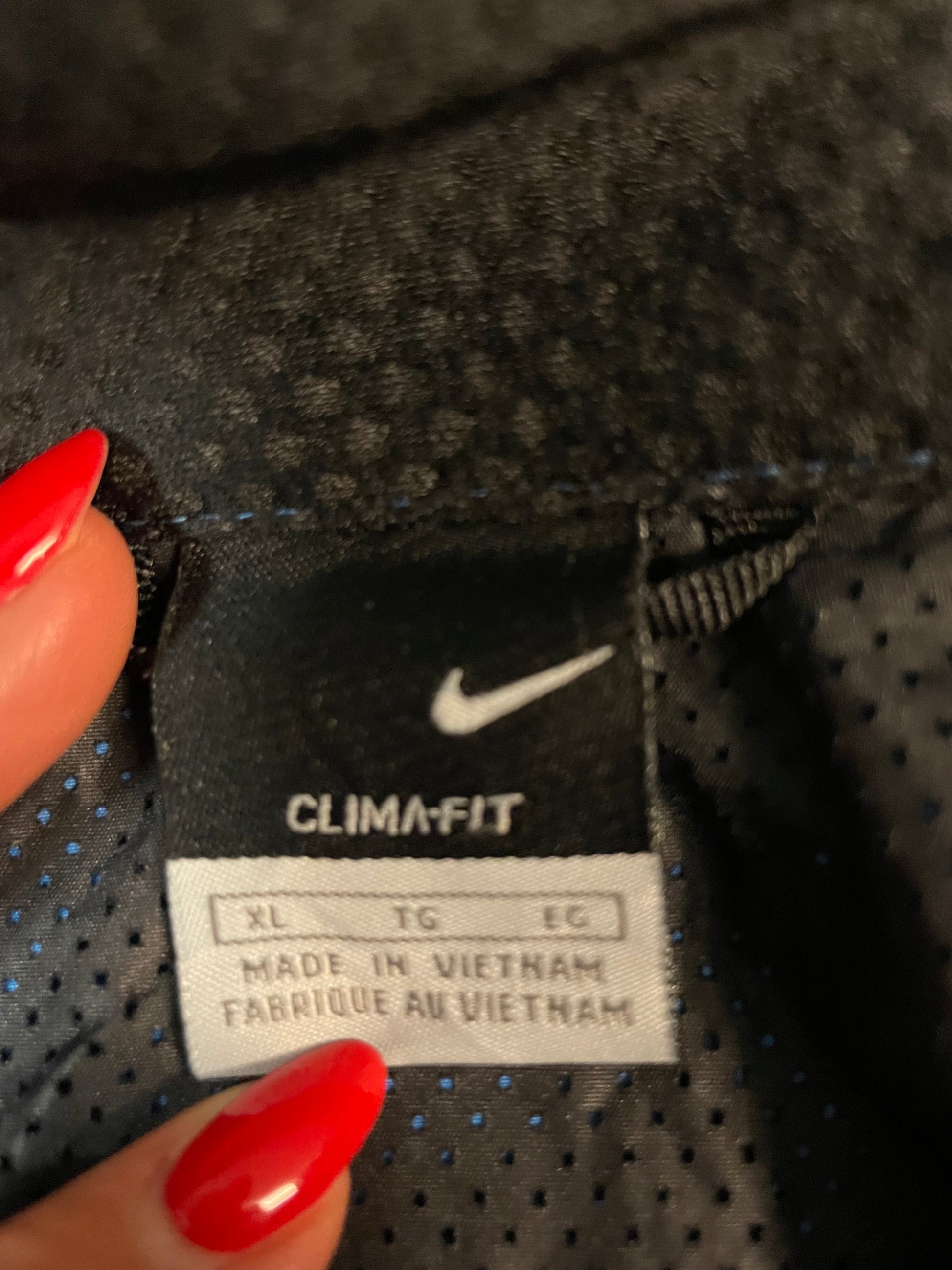 Entdecke unsere Vintage Track Pants von Nike und anderen Marken, erhältlich bei Valuxery.de - Dein Shop für trendige Vintage - Kleidung. Unsere Track Pants sind aus hochwertigen Materialien und