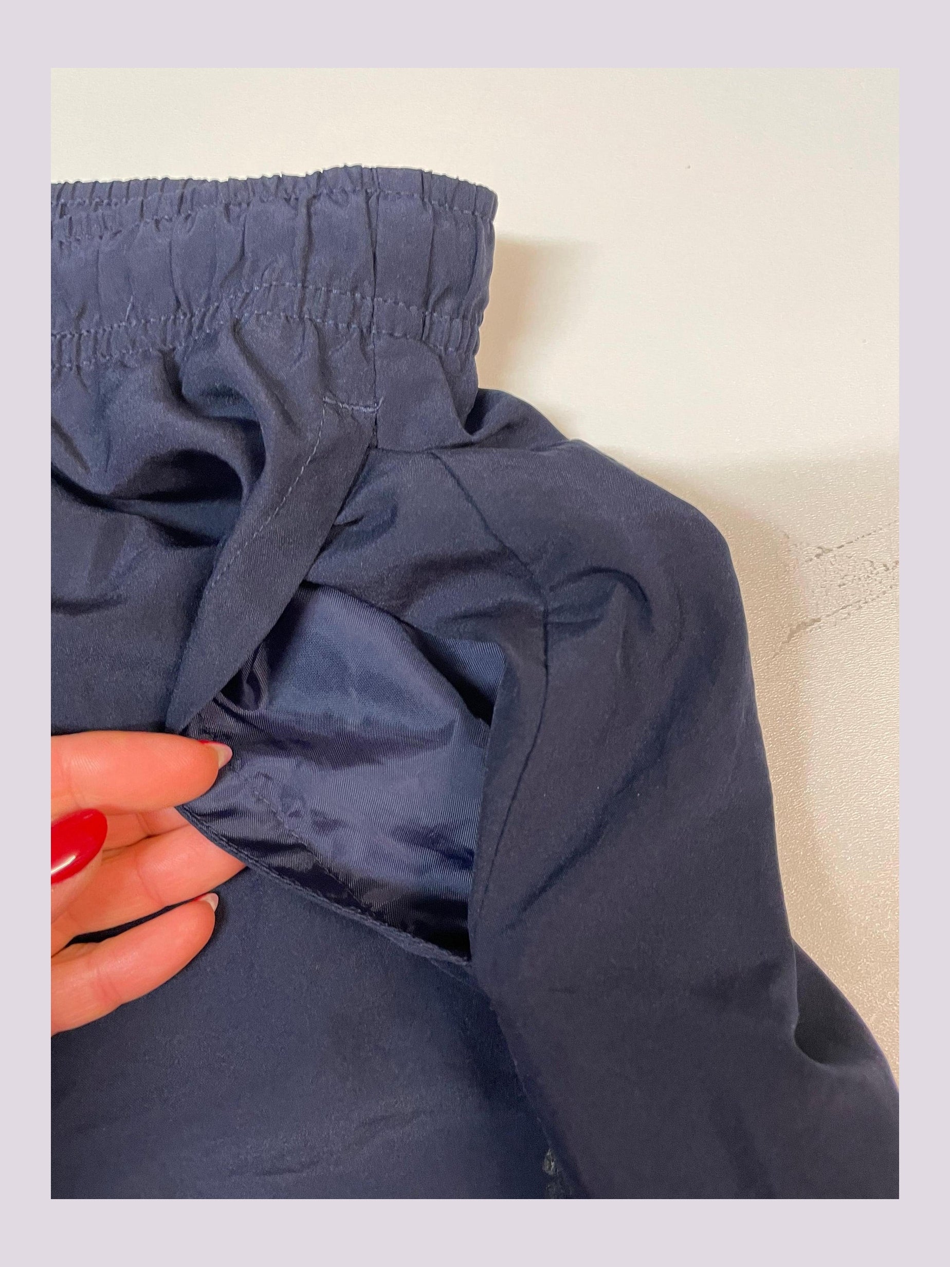 Entdecke unsere Vintage Track Pants von Nike und anderen Marken, erhältlich bei Valuxery.de - Dein Shop für trendige Vintage - Kleidung. Unsere Track Pants sind aus hochwertigen Materialien und