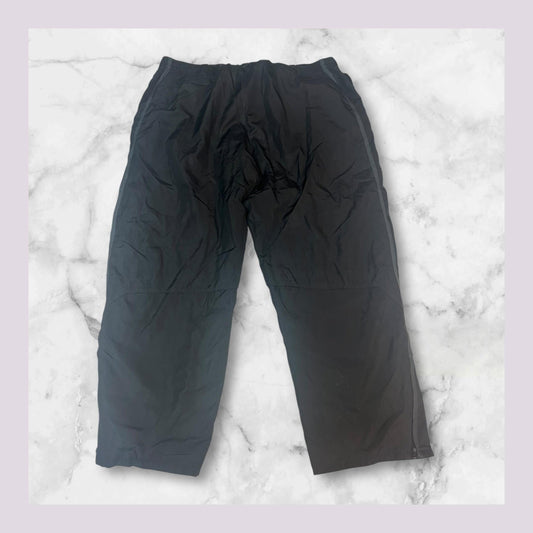 Entdecke unsere Vintage Track Pants von Nike und anderen Marken, erhältlich bei Valuxery.de - Dein Shop für trendige Vintage - Kleidung. Unsere Track Pants sind aus hochwertigen Materialien und
