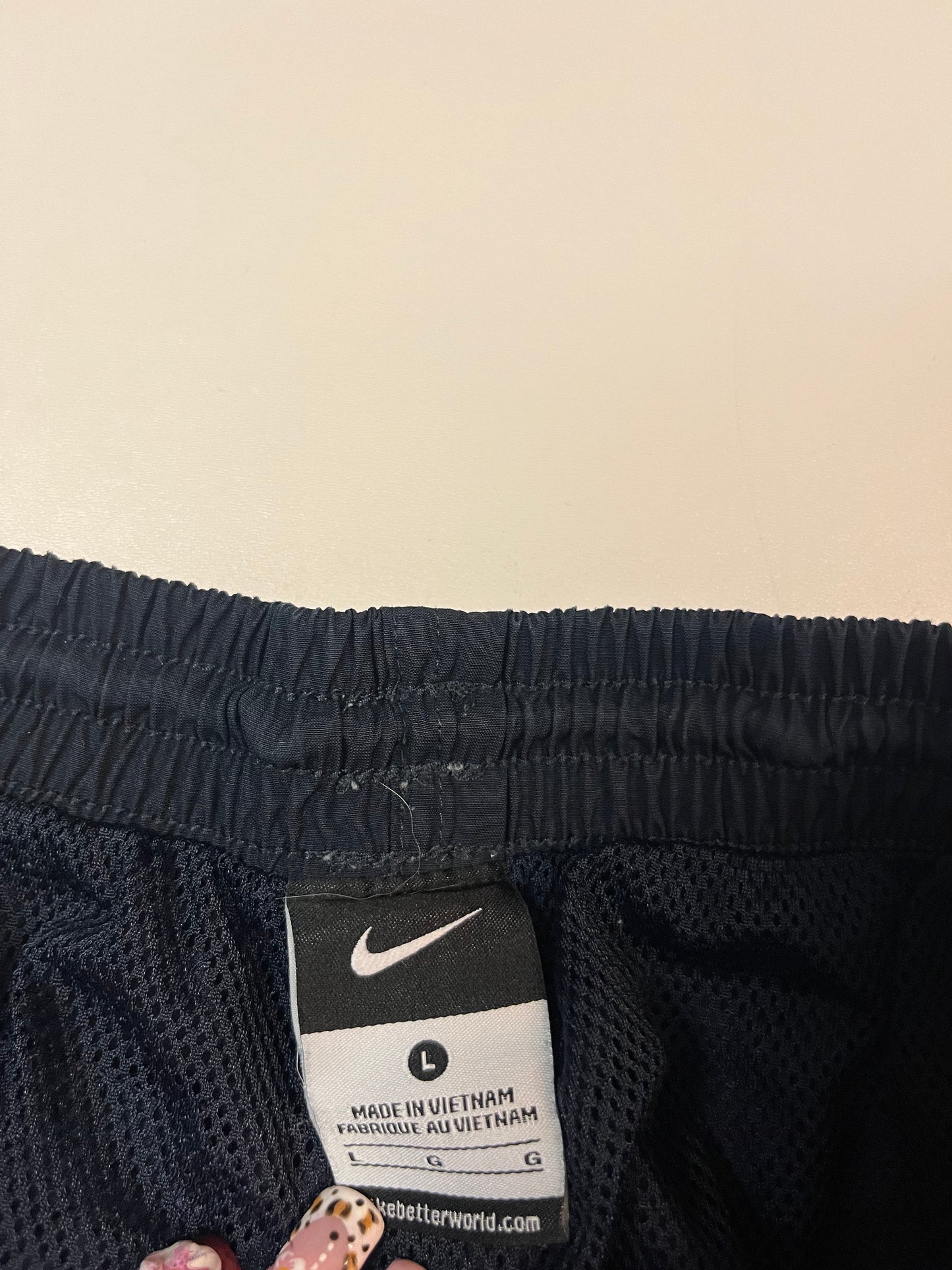 Entdecke unsere Vintage Track Pants von Nike und anderen Marken, erhältlich bei Valuxery.de - Dein Shop für trendige Vintage - Kleidung. Unsere Track Pants sind aus hochwertigen Materialien und