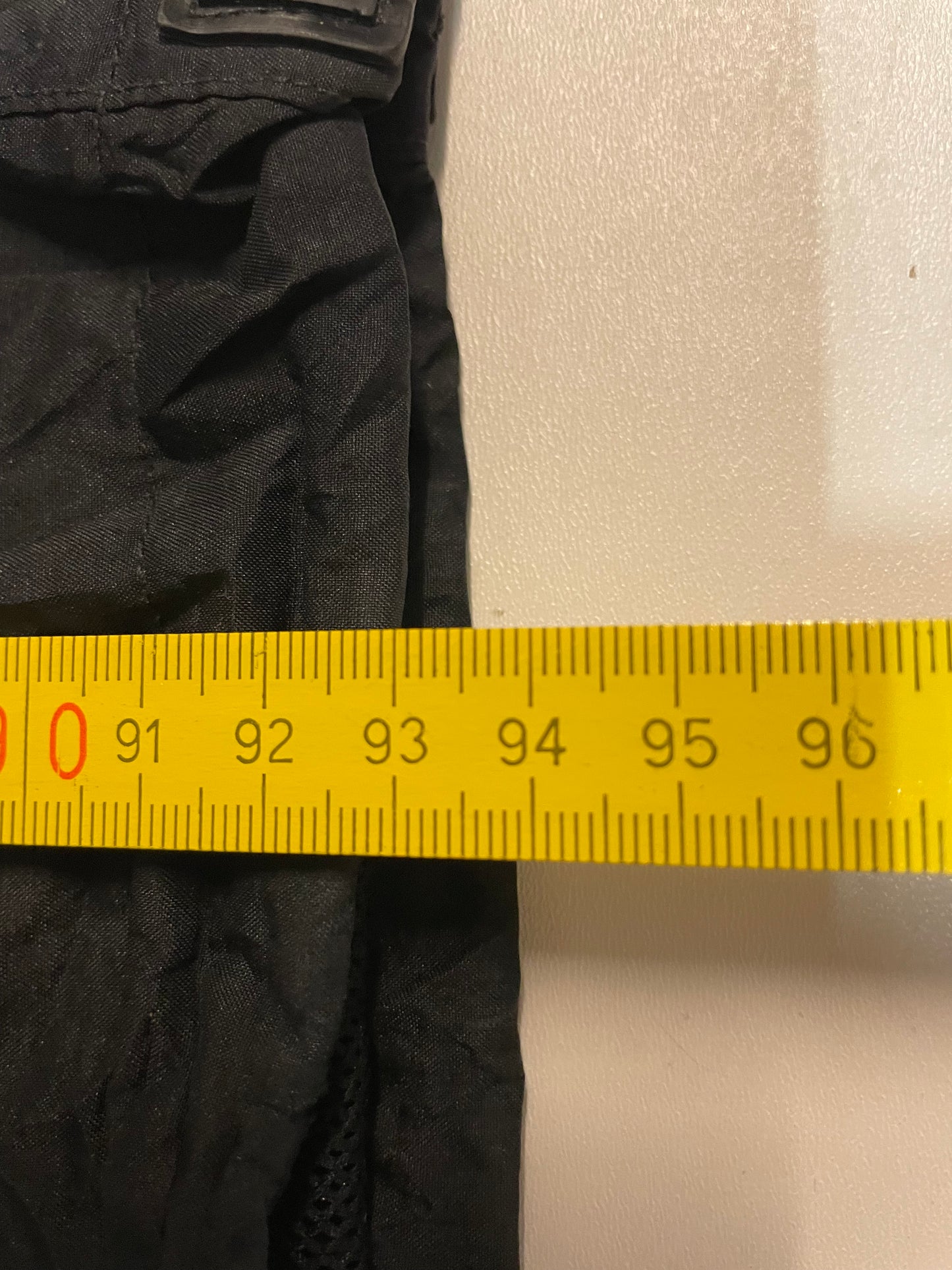 Entdecke unsere Vintage Track Pants von Nike und anderen Marken, erhältlich bei Valuxery.de - Dein Shop für trendige Vintage - Kleidung. Unsere Track Pants sind aus hochwertigen Materialien und