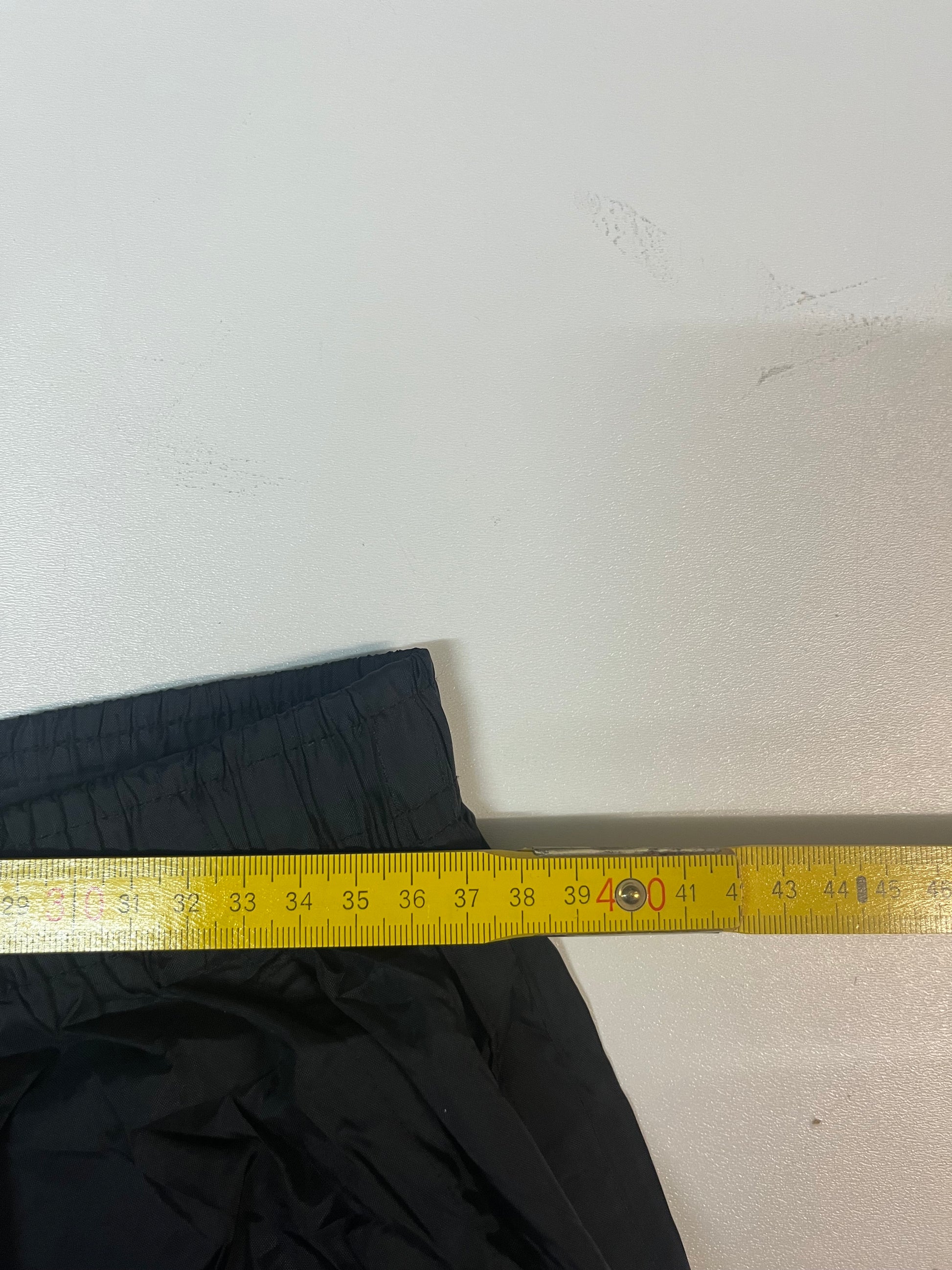 Entdecke unsere Vintage Track Pants von Nike und anderen Marken, erhältlich bei Valuxery.de - Dein Shop für trendige Vintage - Kleidung. Unsere Track Pants sind aus hochwertigen Materialien und