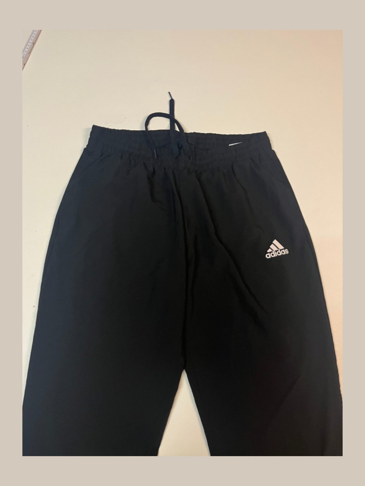 Entdecke unsere Vintage Track Pants von Nike und anderen Marken, erhältlich bei Valuxery.de - Dein Shop für trendige Vintage - Kleidung. Unsere Track Pants sind aus hochwertigen Materialien und