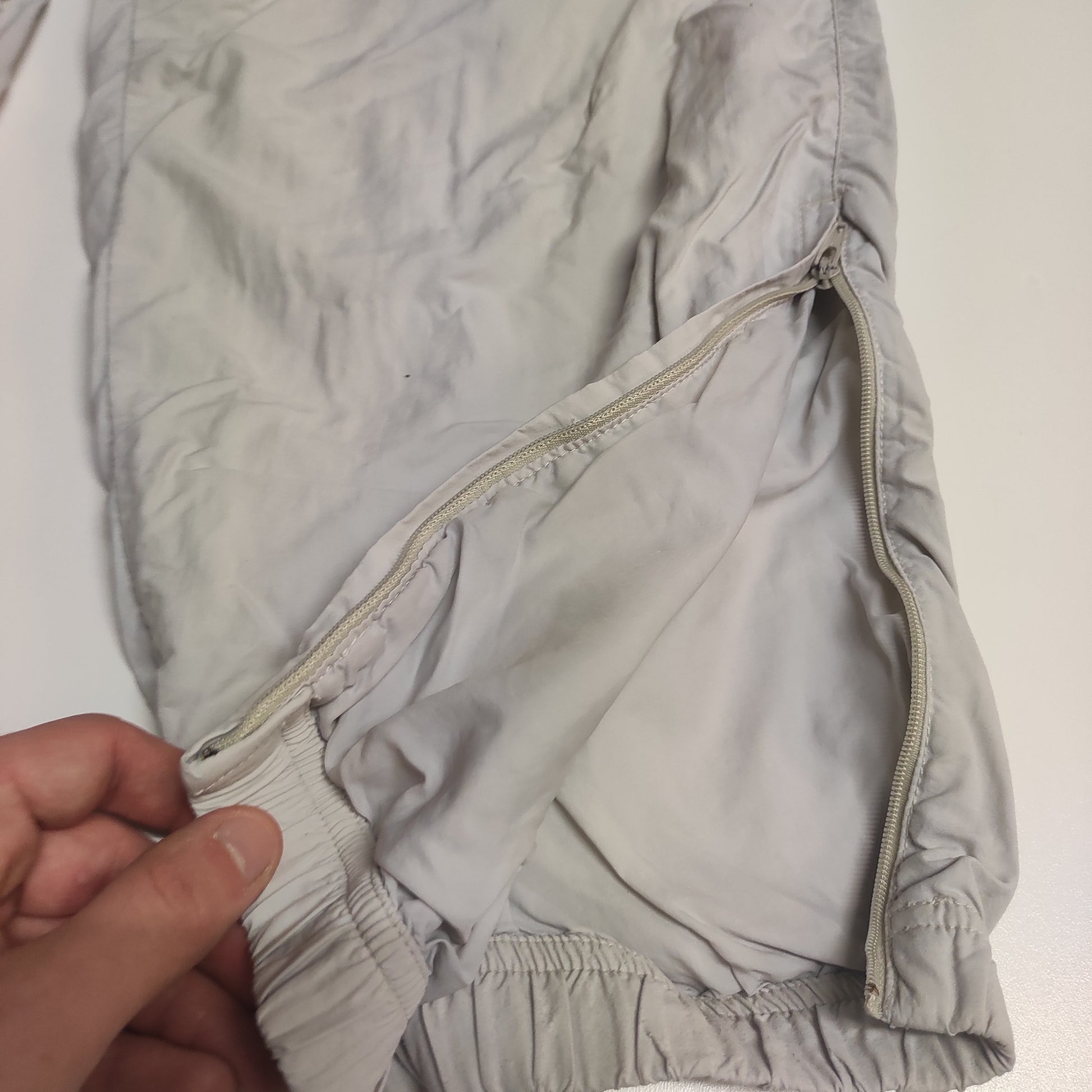 Entdecke unsere Vintage Track Pants von Nike und anderen Marken, erhältlich bei Valuxery.de - Dein Shop für trendige Vintage - Kleidung. Unsere Track Pants sind aus hochwertigen Materialien und