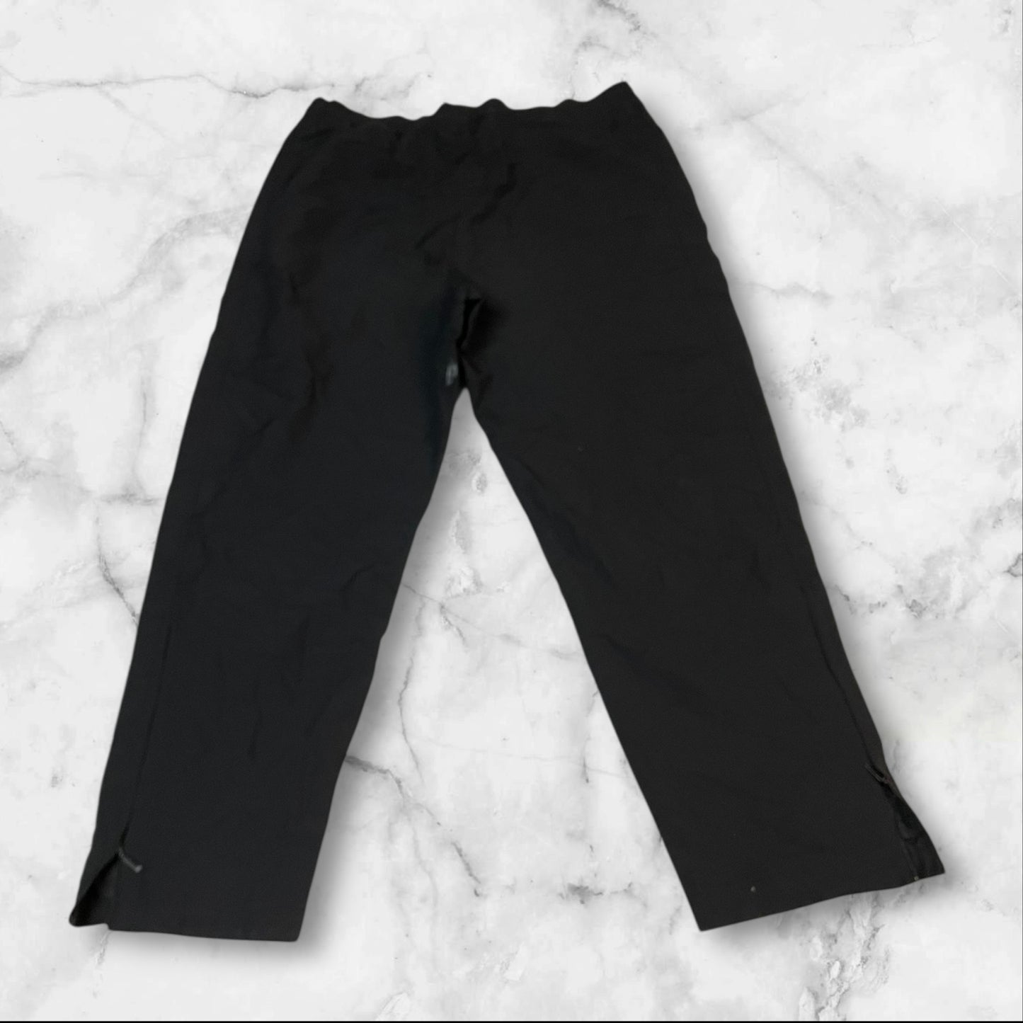 Entdecke unsere Vintage Track Pants von Nike und anderen Marken, erhältlich bei Valuxery.de - Dein Shop für trendige Vintage - Kleidung. Unsere Track Pants sind aus hochwertigen Materialien und