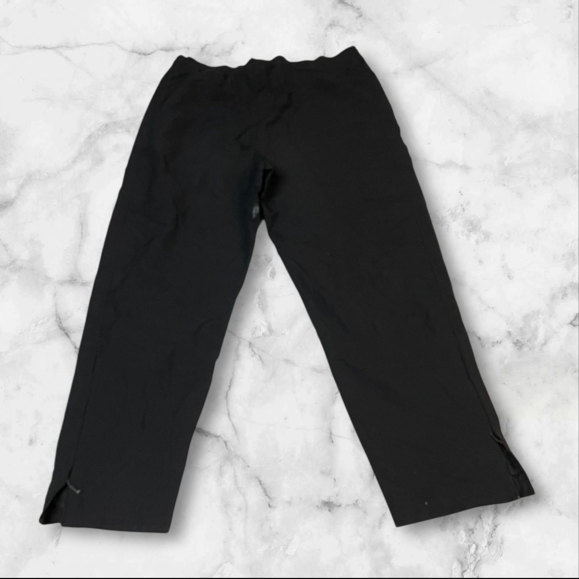 Entdecke unsere Vintage Track Pants von Nike und anderen Marken, erhältlich bei Valuxery.de - Dein Shop für trendige Vintage - Kleidung. Unsere Track Pants sind aus hochwertigen Materialien und