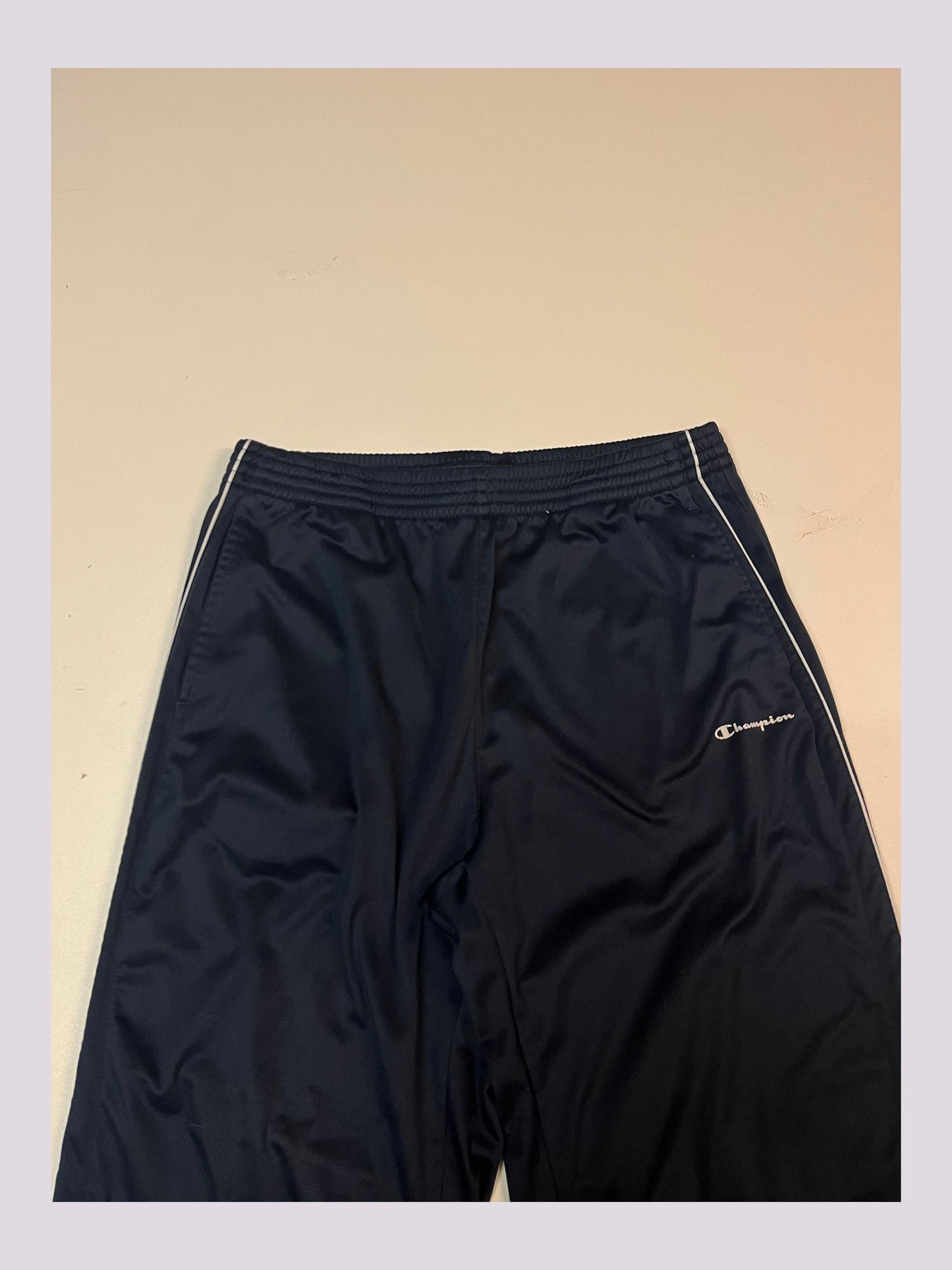 Entdecke unsere Vintage Track Pants von Nike und anderen Marken, erhältlich bei Valuxery.de - Dein Shop für trendige Vintage - Kleidung. Unsere Track Pants sind aus hochwertigen Materialien und