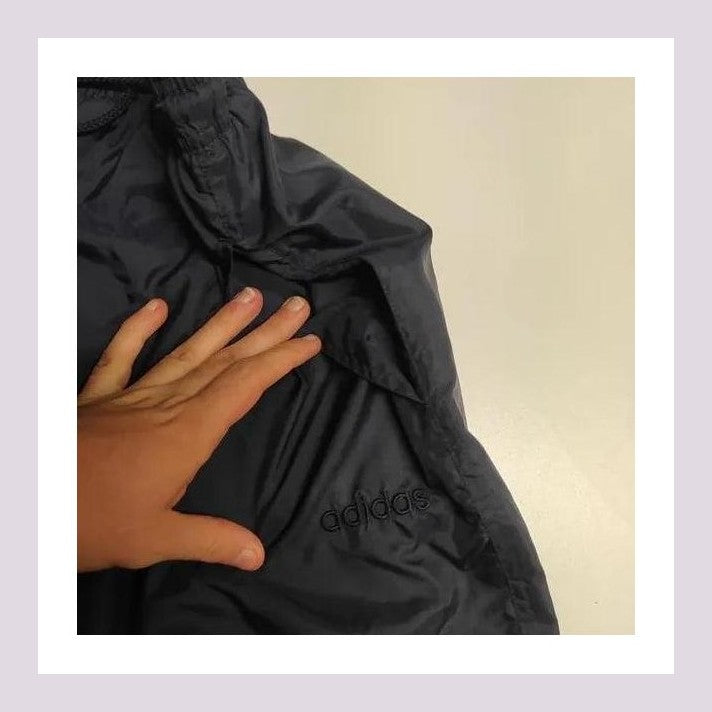 Entdecke unsere Vintage Track Pants von Nike und anderen Marken, erhältlich bei Valuxery.de - Dein Shop für trendige Vintage - Kleidung. Unsere Track Pants sind aus hochwertigen Materialien und