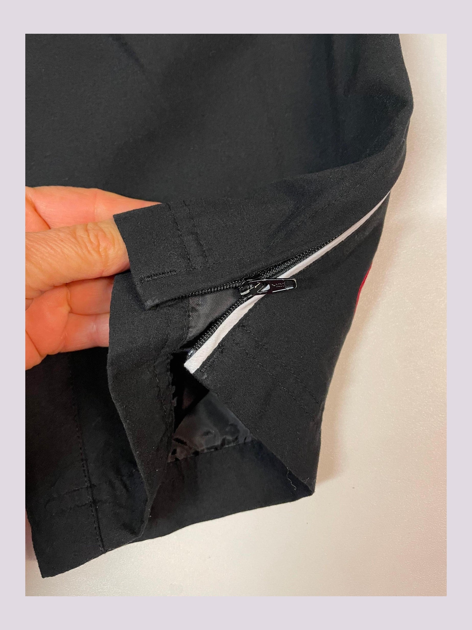 Entdecke unsere Vintage Track Pants von Nike und anderen Marken, erhältlich bei Valuxery.de - Dein Shop für trendige Vintage - Kleidung. Unsere Track Pants sind aus hochwertigen Materialien und