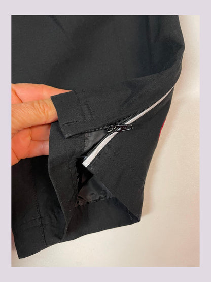 Entdecke unsere Vintage Track Pants von Nike und anderen Marken, erhältlich bei Valuxery.de - Dein Shop für trendige Vintage - Kleidung. Unsere Track Pants sind aus hochwertigen Materialien und