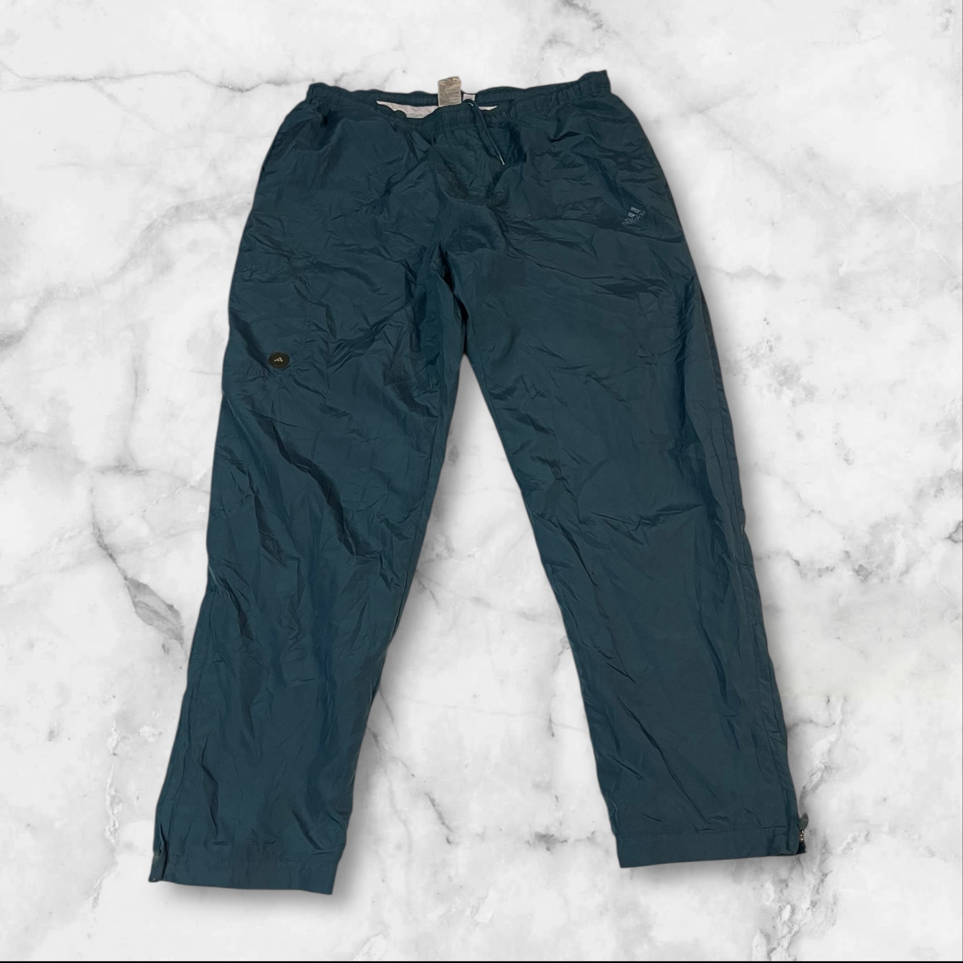Entdecke unsere Vintage Track Pants von Nike und anderen Marken, erhältlich bei Valuxery.de - Dein Shop für trendige Vintage - Kleidung. Unsere Track Pants sind aus hochwertigen Materialien und