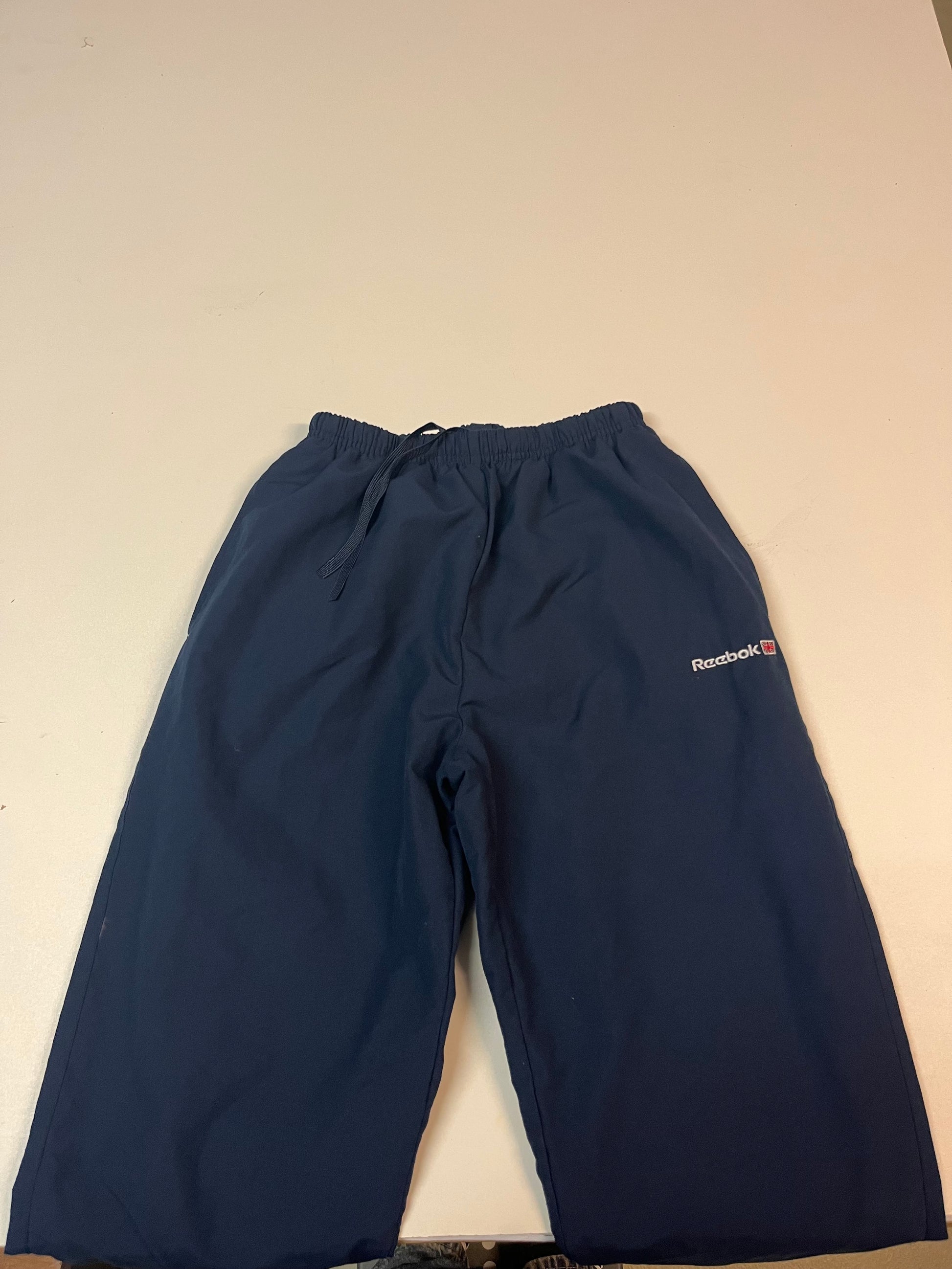 Entdecke unsere Vintage Track Pants von Nike und anderen Marken, erhältlich bei Valuxery.de - Dein Shop für trendige Vintage - Kleidung. Unsere Track Pants sind aus hochwertigen Materialien und