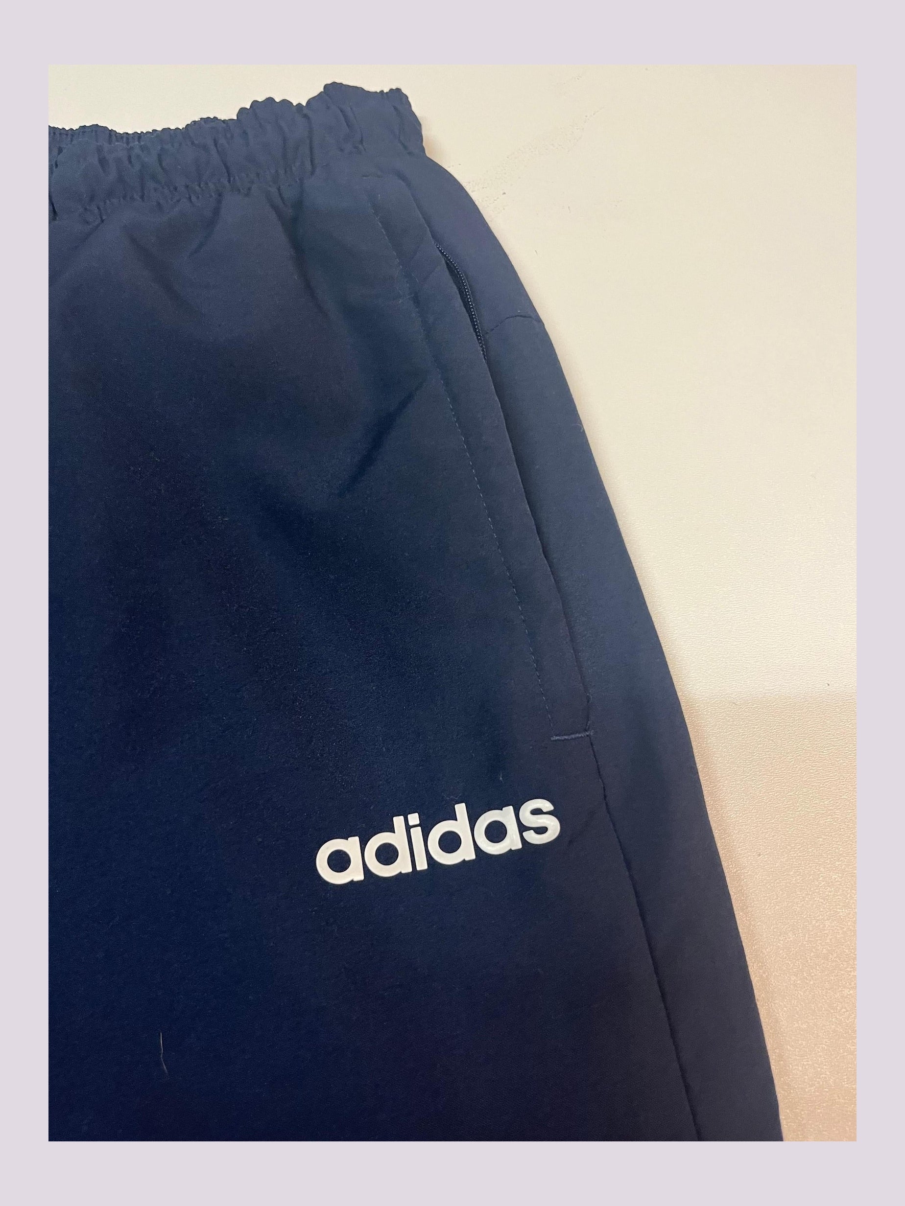 Entdecke unsere Vintage Track Pants von Nike und anderen Marken, erhältlich bei Valuxery.de - Dein Shop für trendige Vintage - Kleidung. Unsere Track Pants sind aus hochwertigen Materialien und