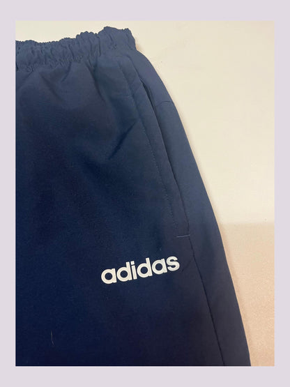 Entdecke unsere Vintage Track Pants von Nike und anderen Marken, erhältlich bei Valuxery.de - Dein Shop für trendige Vintage - Kleidung. Unsere Track Pants sind aus hochwertigen Materialien und