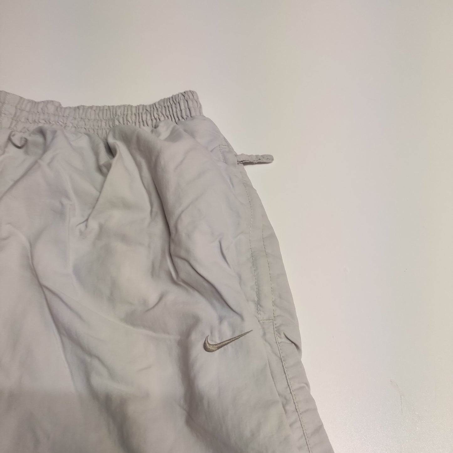 Entdecke unsere Vintage Track Pants von Nike und anderen Marken, erhältlich bei Valuxery.de - Dein Shop für trendige Vintage - Kleidung. Unsere Track Pants sind aus hochwertigen Materialien und