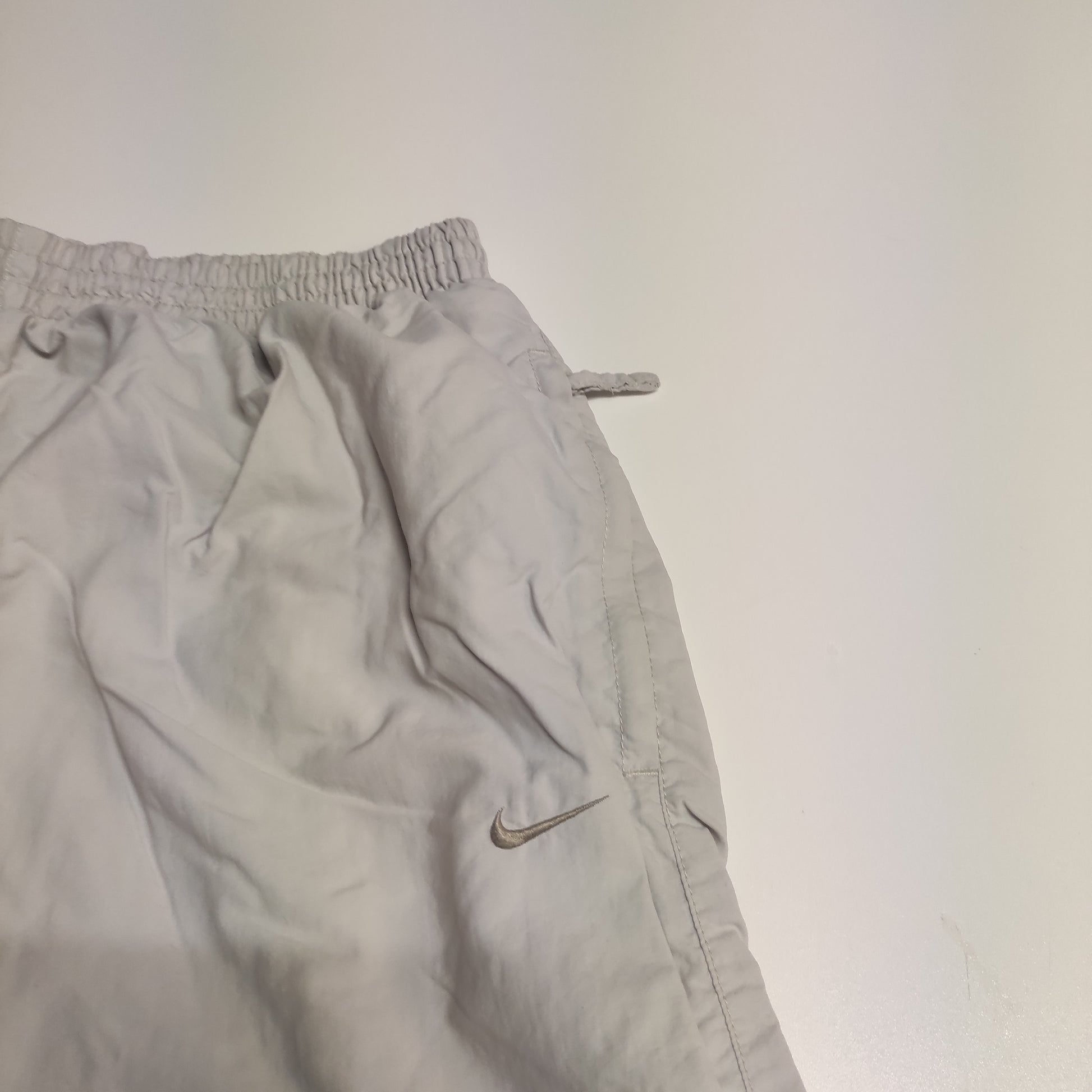 Entdecke unsere Vintage Track Pants von Nike und anderen Marken, erhältlich bei Valuxery.de - Dein Shop für trendige Vintage - Kleidung. Unsere Track Pants sind aus hochwertigen Materialien und