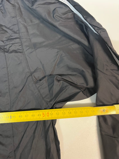 Entdecke unsere Vintage Track Pants von Nike und anderen Marken, erhältlich bei Valuxery.de - Dein Shop für trendige Vintage - Kleidung. Unsere Track Pants sind aus hochwertigen Materialien und