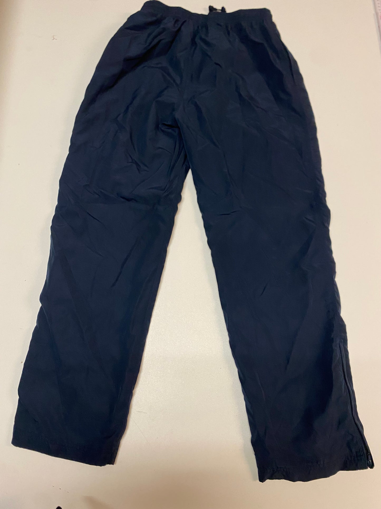 Entdecke unsere Vintage Track Pants von Nike und anderen Marken, erhältlich bei Valuxery.de - Dein Shop für trendige Vintage - Kleidung. Unsere Track Pants sind aus hochwertigen Materialien und