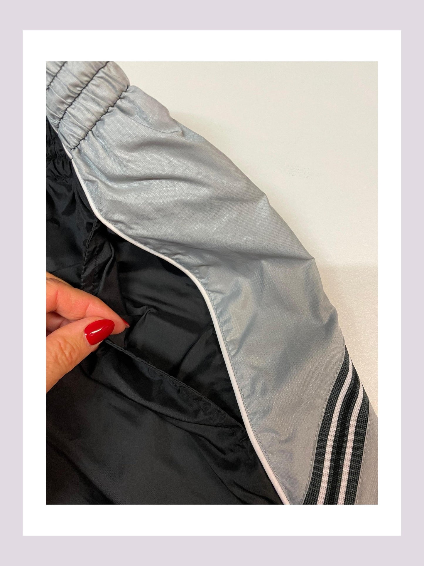 Entdecke unsere Vintage Track Pants von Nike und anderen Marken, erhältlich bei Valuxery.de - Dein Shop für trendige Vintage - Kleidung. Unsere Track Pants sind aus hochwertigen Materialien und