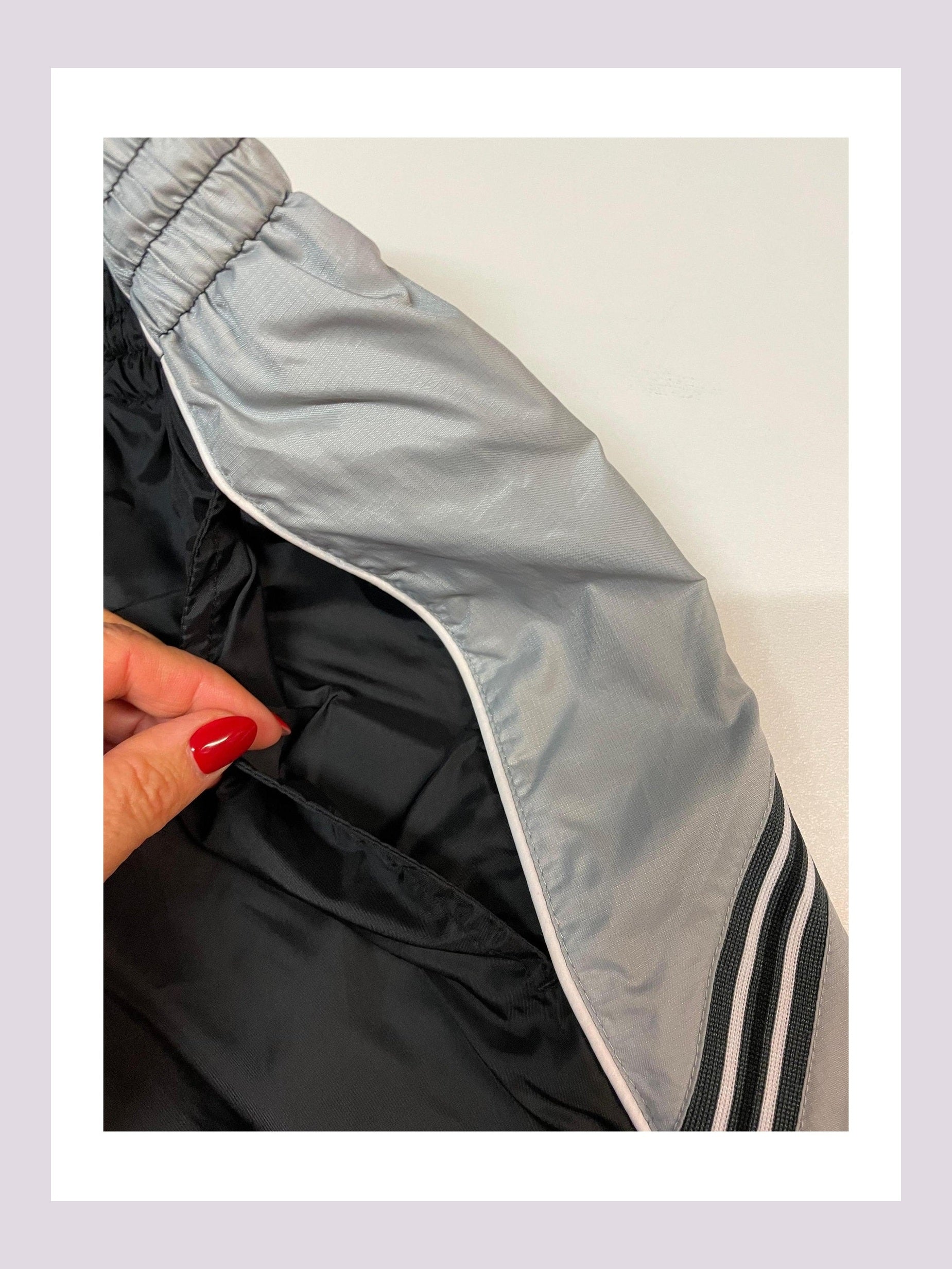Entdecke unsere Vintage Track Pants von Nike und anderen Marken, erhältlich bei Valuxery.de - Dein Shop für trendige Vintage - Kleidung. Unsere Track Pants sind aus hochwertigen Materialien und