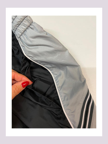 Entdecke unsere Vintage Track Pants von Nike und anderen Marken, erhältlich bei Valuxery.de - Dein Shop für trendige Vintage - Kleidung. Unsere Track Pants sind aus hochwertigen Materialien und