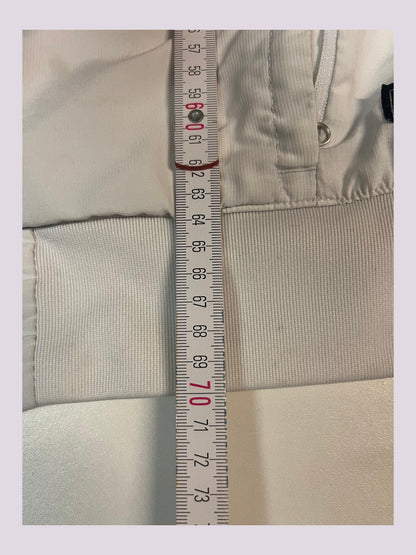 Entdecke unsere Vintage Track Pants von Nike und anderen Marken, erhältlich bei Valuxery.de - Dein Shop für trendige Vintage - Kleidung. Unsere Track Pants sind aus hochwertigen Materialien und