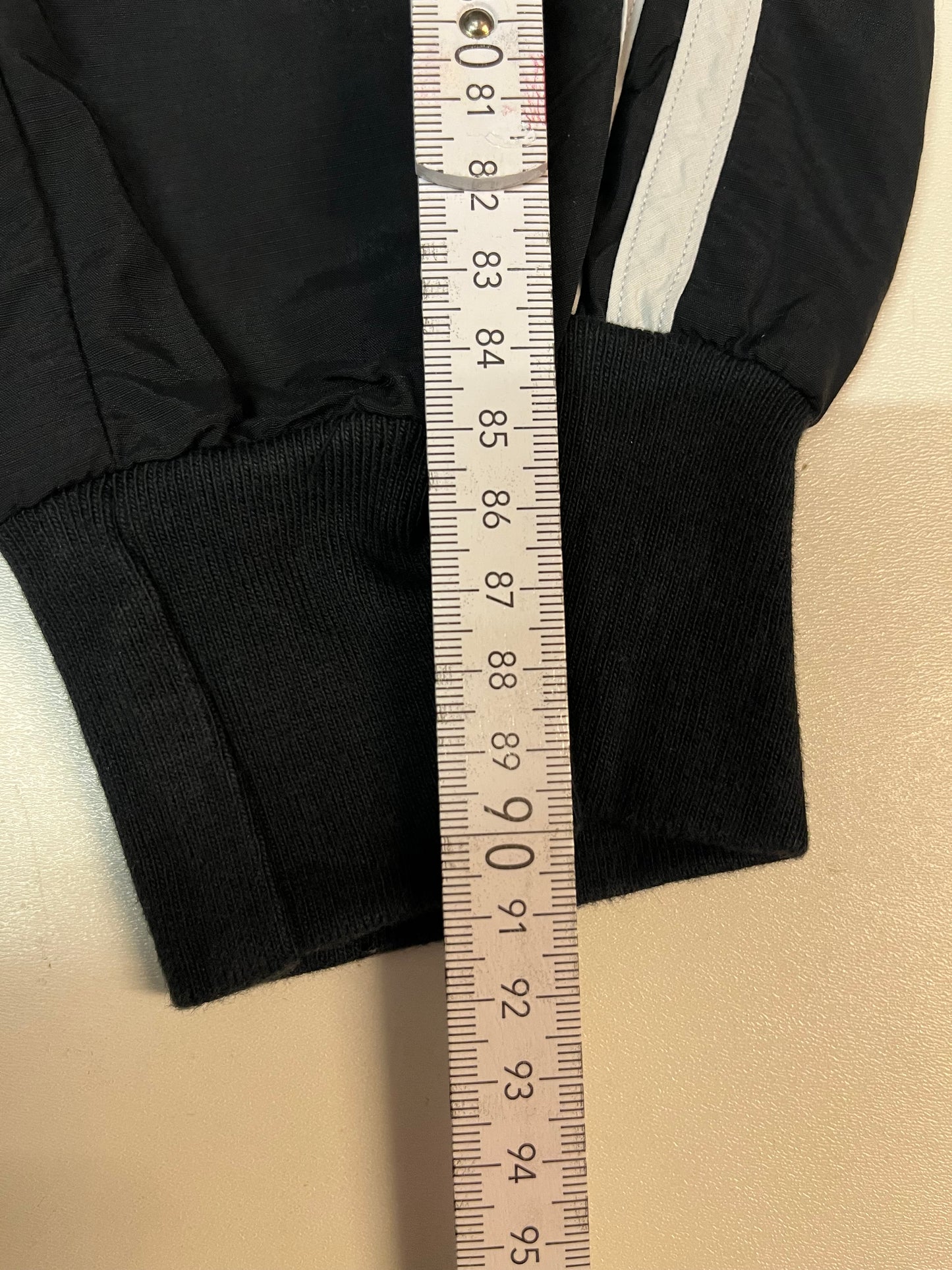 Entdecke unsere Vintage Track Pants von Nike und anderen Marken, erhältlich bei Valuxery.de - Dein Shop für trendige Vintage - Kleidung. Unsere Track Pants sind aus hochwertigen Materialien und