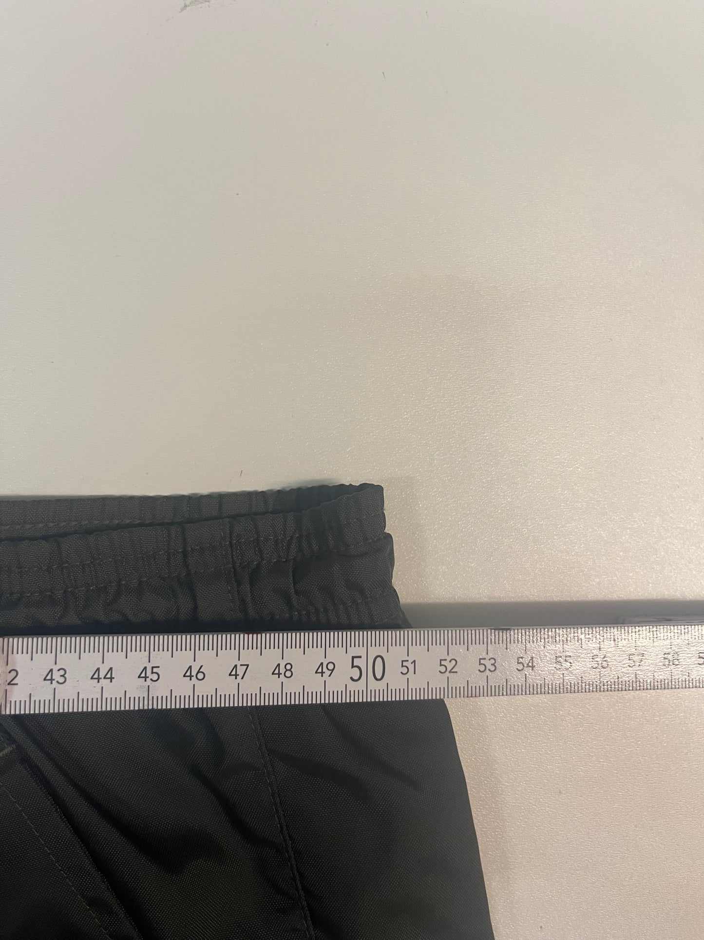 Entdecke unsere Vintage Track Pants von Nike und anderen Marken, erhältlich bei Valuxery.de - Dein Shop für trendige Vintage - Kleidung. Unsere Track Pants sind aus hochwertigen Materialien und