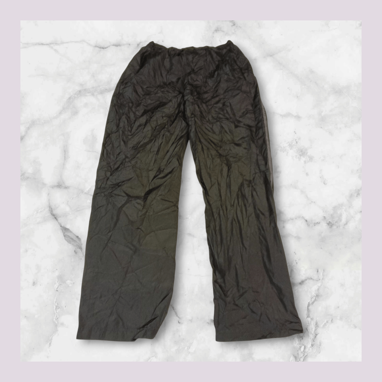 Entdecke unsere Vintage Track Pants von Nike und anderen Marken, erhältlich bei Valuxery.de - Dein Shop für trendige Vintage - Kleidung. Unsere Track Pants sind aus hochwertigen Materialien und