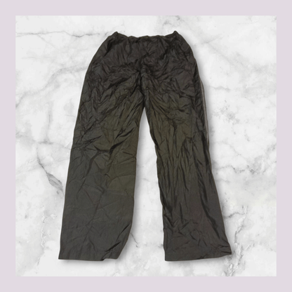Entdecke unsere Vintage Track Pants von Nike und anderen Marken, erhältlich bei Valuxery.de - Dein Shop für trendige Vintage - Kleidung. Unsere Track Pants sind aus hochwertigen Materialien und