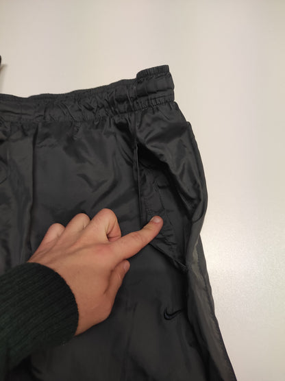 Entdecke unsere Vintage Track Pants von Nike und anderen Marken, erhältlich bei Valuxery.de - Dein Shop für trendige Vintage - Kleidung. Unsere Track Pants sind aus hochwertigen Materialien und