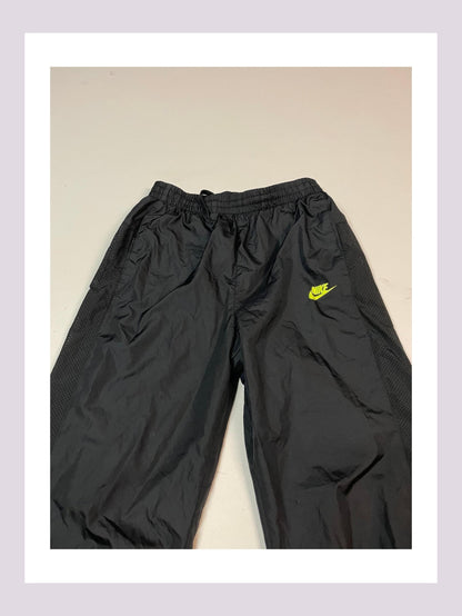 Entdecke unsere Vintage Track Pants von Nike und anderen Marken, erhältlich bei Valuxery.de - Dein Shop für trendige Vintage - Kleidung. Unsere Track Pants sind aus hochwertigen Materialien und