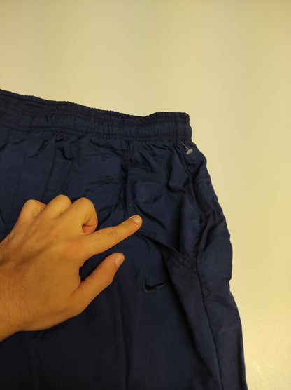 Entdecke unsere Vintage Track Pants von Nike und anderen Marken, erhältlich bei Valuxery.de - Dein Shop für trendige Vintage - Kleidung. Unsere Track Pants sind aus hochwertigen Materialien und