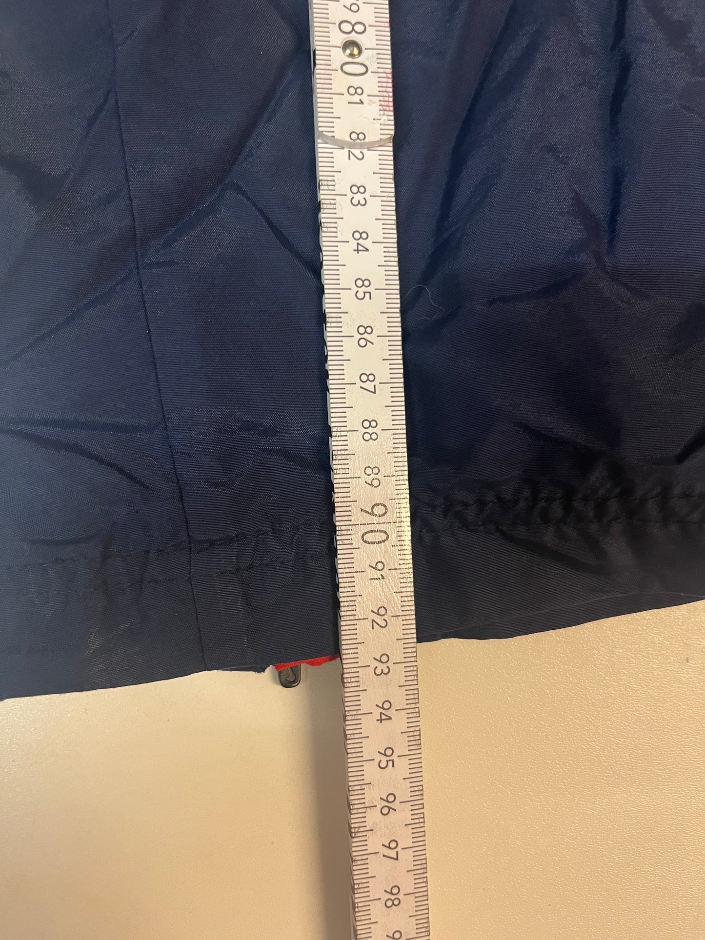 Entdecke unsere Vintage Track Pants von Nike und anderen Marken, erhältlich bei Valuxery.de - Dein Shop für trendige Vintage - Kleidung. Unsere Track Pants sind aus hochwertigen Materialien und