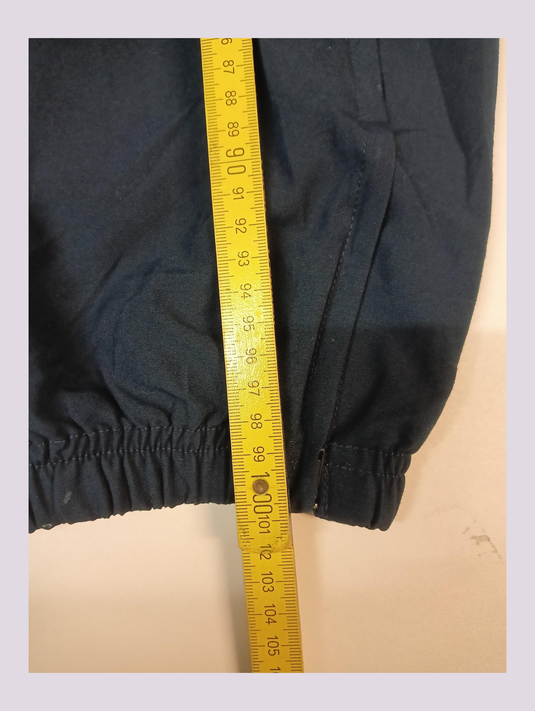 Entdecke unsere Vintage Track Pants von Nike und anderen Marken, erhältlich bei Valuxery.de - Dein Shop für trendige Vintage - Kleidung. Unsere Track Pants sind aus hochwertigen Materialien und