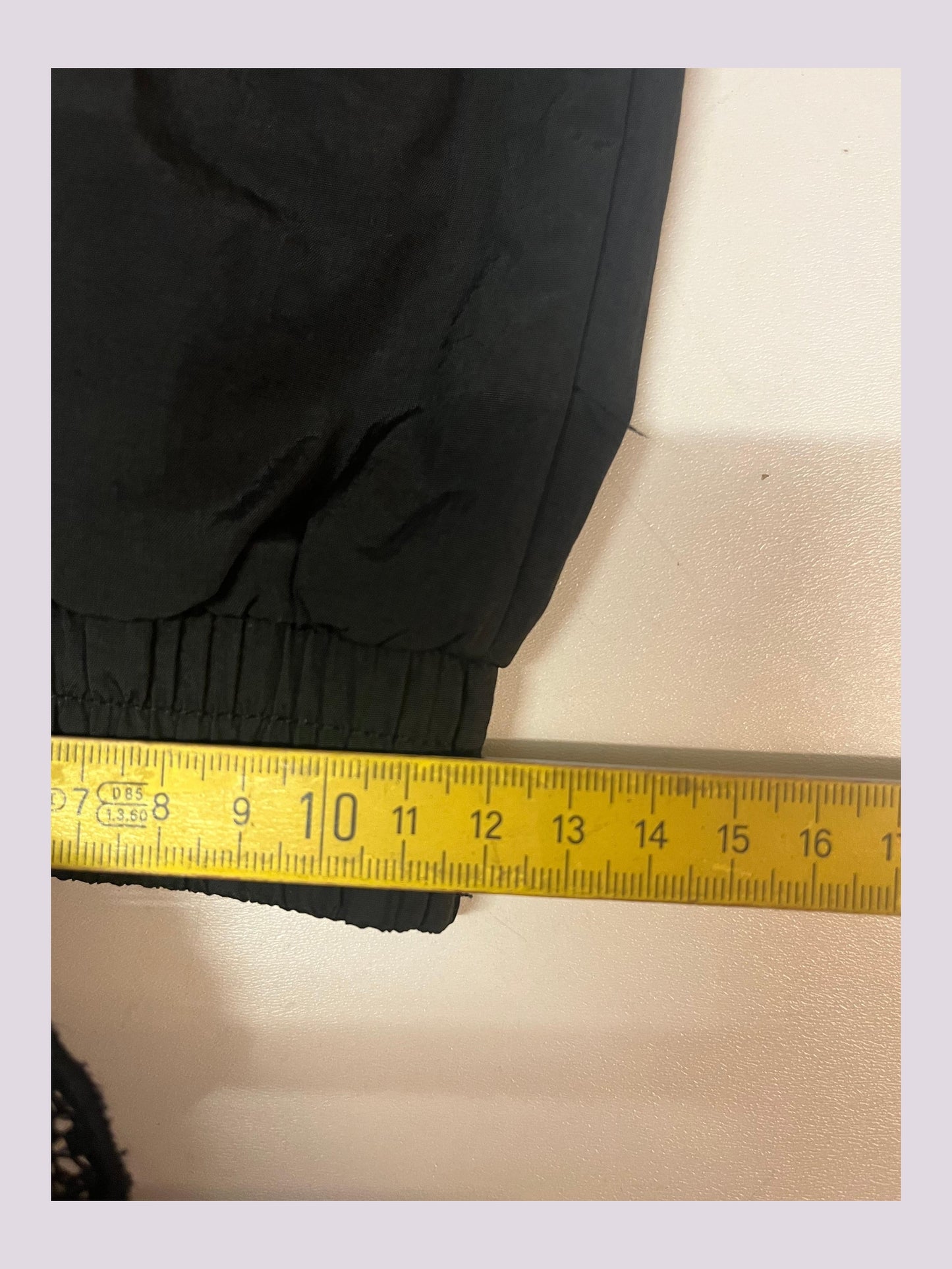 Entdecke unsere Vintage Track Pants von Nike und anderen Marken, erhältlich bei Valuxery.de - Dein Shop für trendige Vintage - Kleidung. Unsere Track Pants sind aus hochwertigen Materialien und