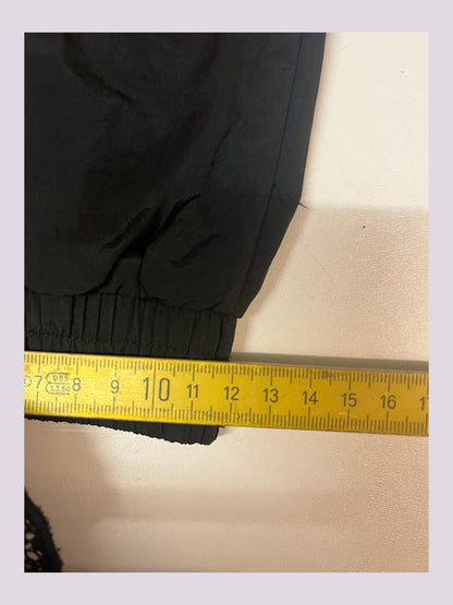 Entdecke unsere Vintage Track Pants von Nike und anderen Marken, erhältlich bei Valuxery.de - Dein Shop für trendige Vintage - Kleidung. Unsere Track Pants sind aus hochwertigen Materialien und