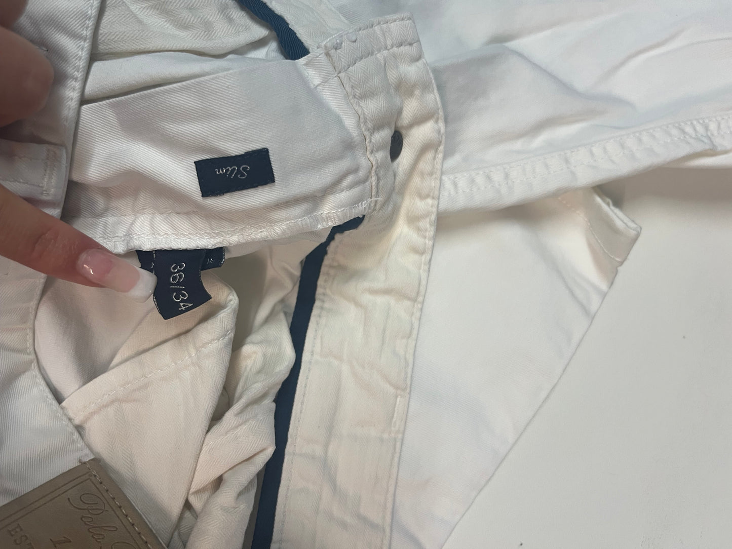 Entdecke unsere Vintage Track Pants von Nike und anderen Marken, erhältlich bei Valuxery.de - Dein Shop für trendige Vintage - Kleidung. Unsere Track Pants sind aus hochwertigen Materialien und