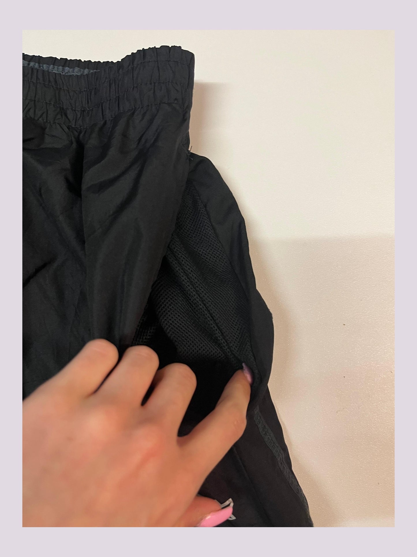 Entdecke unsere Vintage Track Pants von Nike und anderen Marken, erhältlich bei Valuxery.de - Dein Shop für trendige Vintage - Kleidung. Unsere Track Pants sind aus hochwertigen Materialien und