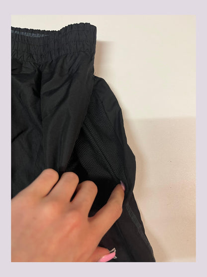 Entdecke unsere Vintage Track Pants von Nike und anderen Marken, erhältlich bei Valuxery.de - Dein Shop für trendige Vintage - Kleidung. Unsere Track Pants sind aus hochwertigen Materialien und