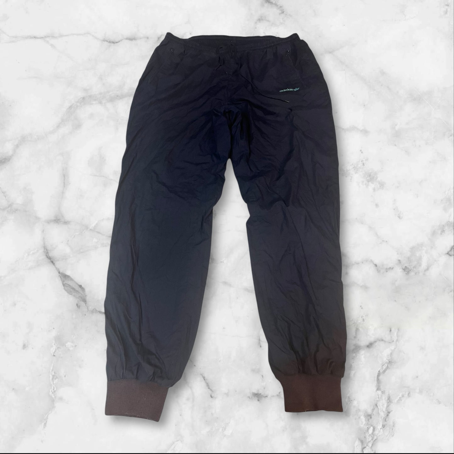 Entdecke unsere Vintage Track Pants von Nike und anderen Marken, erhältlich bei Valuxery.de - Dein Shop für trendige Vintage - Kleidung. Unsere Track Pants sind aus hochwertigen Materialien und