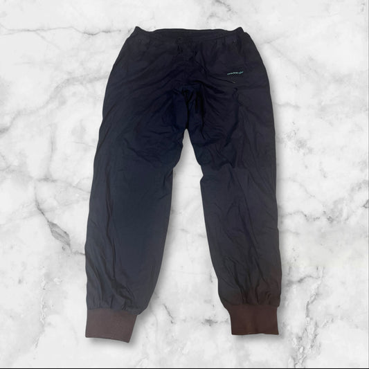Entdecke unsere Vintage Track Pants von Nike und anderen Marken, erhältlich bei Valuxery.de - Dein Shop für trendige Vintage - Kleidung. Unsere Track Pants sind aus hochwertigen Materialien und
