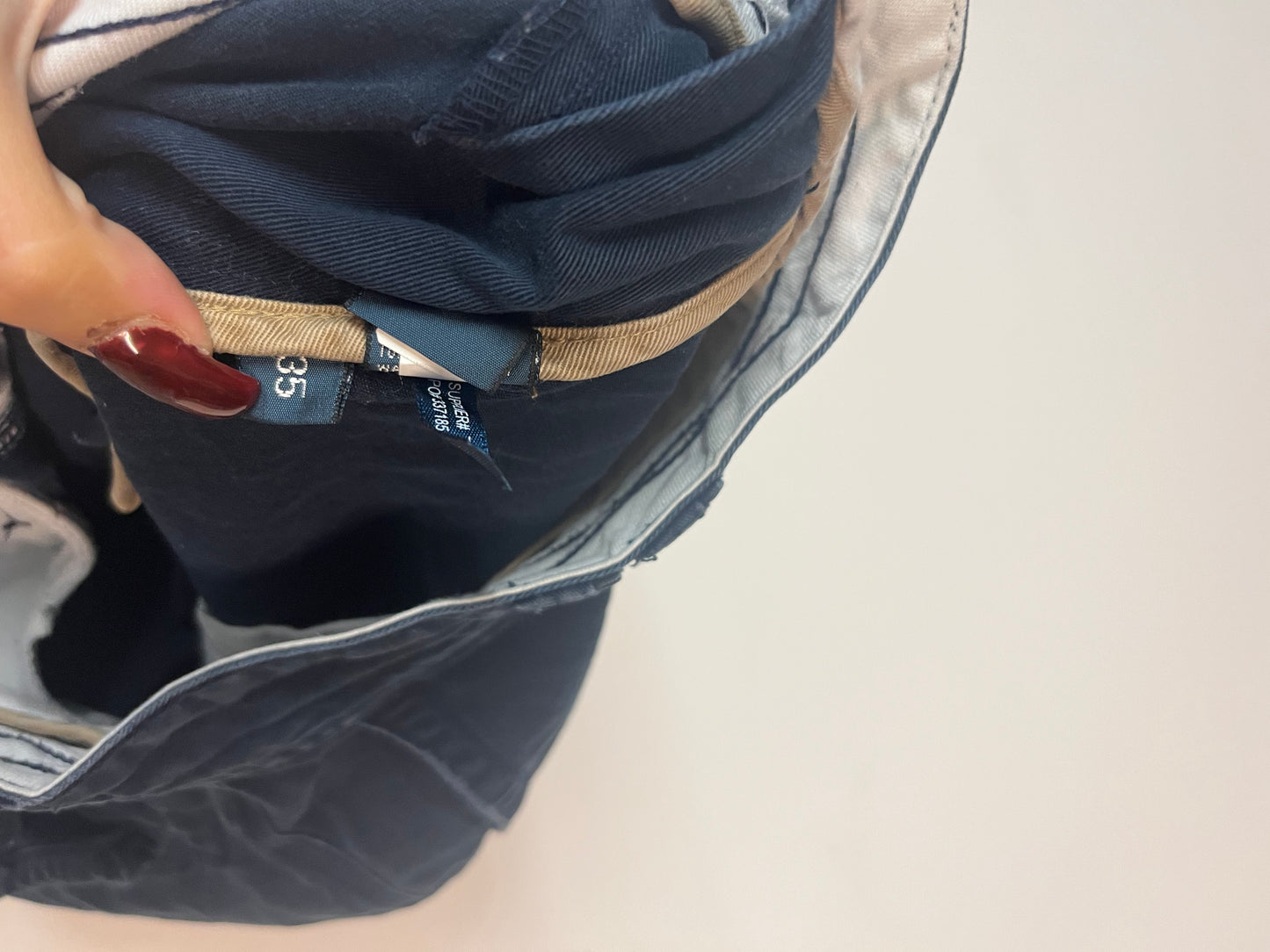 Entdecke unsere Vintage Track Pants von Nike und anderen Marken, erhältlich bei Valuxery.de - Dein Shop für trendige Vintage - Kleidung. Unsere Track Pants sind aus hochwertigen Materialien und